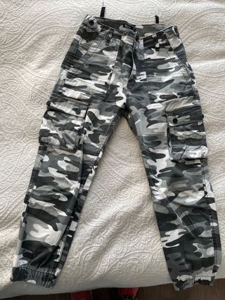 Pantalones camuflaje Bershka de segunda mano por 10 EUR en El Viso de San  Juan en WALLAPOP