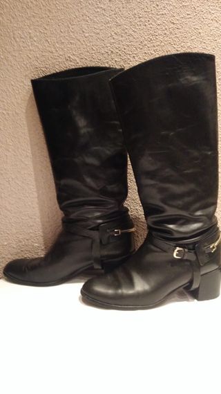 Botas Altas Piel Uterqüe de segunda mano por 55 EUR en Castellón de la  Plana en WALLAPOP