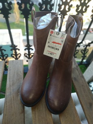 Botas Camperas Zara de segunda mano por 15 EUR en Ourense en WALLAPOP