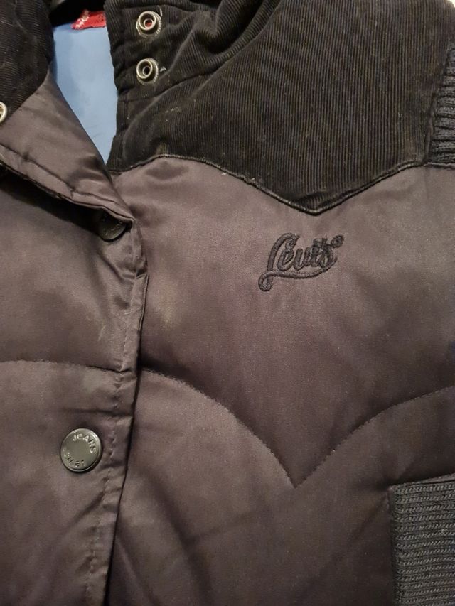 CHALECO PLUMAS NEGRO T/S *LEVIS RED TAB*