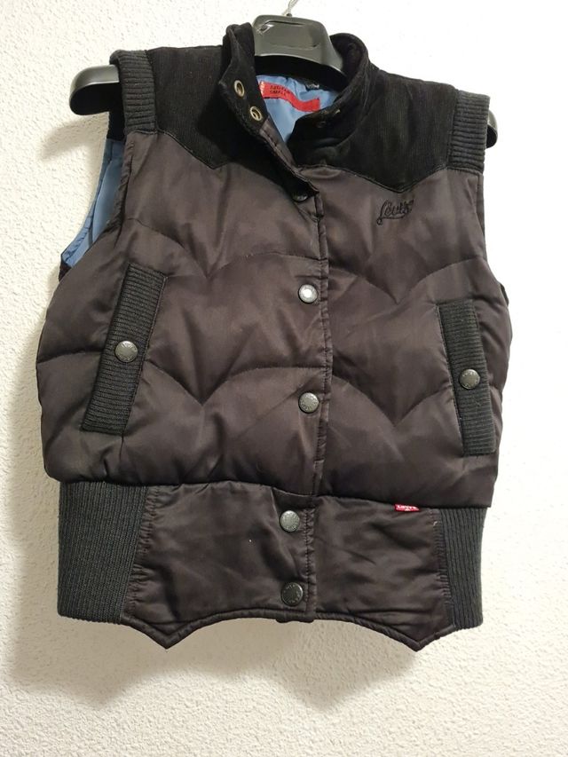 CHALECO PLUMAS NEGRO T/S *LEVIS RED TAB*