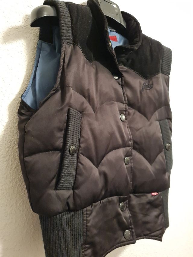 CHALECO PLUMAS NEGRO T/S *LEVIS RED TAB*