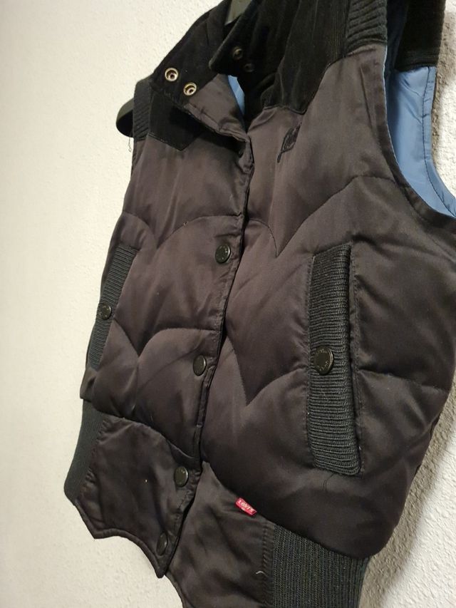 CHALECO PLUMAS NEGRO T/S *LEVIS RED TAB*