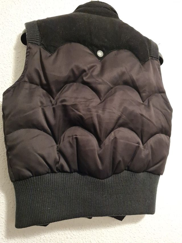 CHALECO PLUMAS NEGRO T/S *LEVIS RED TAB*