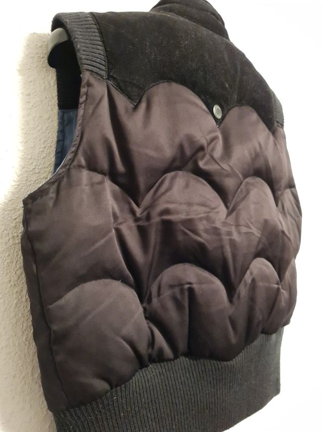 CHALECO PLUMAS NEGRO T/S *LEVIS RED TAB*