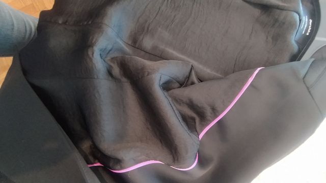 Blazer negra con cuellos en raso BERSKA