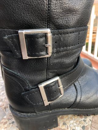 Botas moteras zara de segunda mano por 15 EUR en L\\'Hospitalet de Llobregat  en WALLAPOP