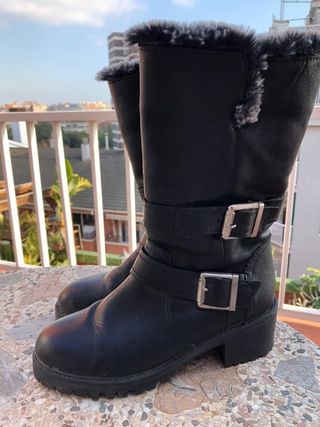 Botas moteras zara de segunda mano por 15 EUR en L\\'Hospitalet de Llobregat  en WALLAPOP