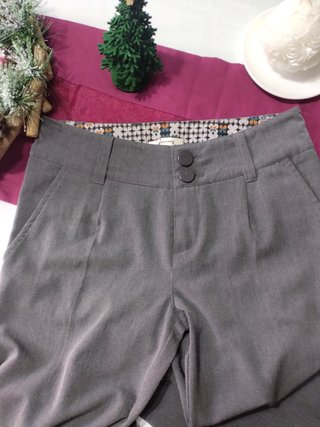 Pantalón gris Stradivarius de segunda mano por 3 EUR en Aldaia en WALLAPOP