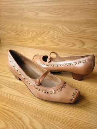 Zapato salón mujer piel número 35 de segunda mano por 25 EUR en Pamplona en  WALLAPOP