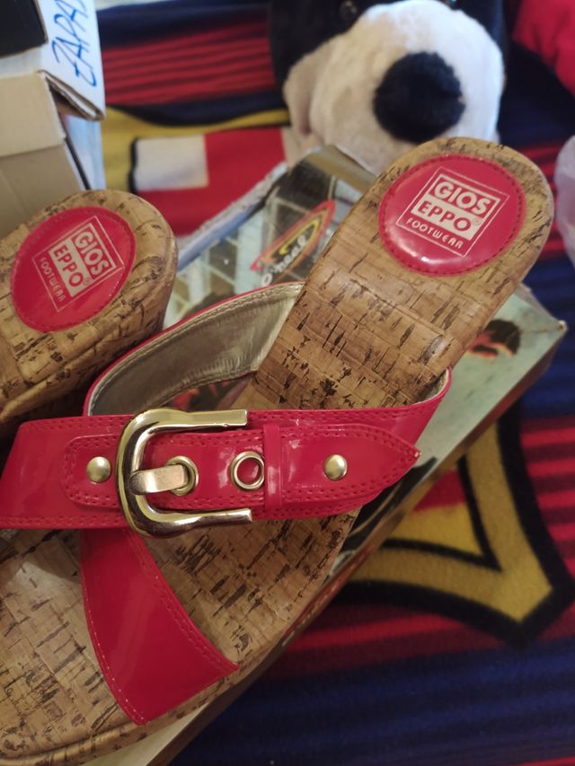 zuecos rojos más bolso 