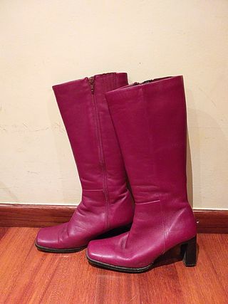Botas altas T40 de piel granate de segunda mano por 24 EUR en Torredembarra  en WALLAPOP