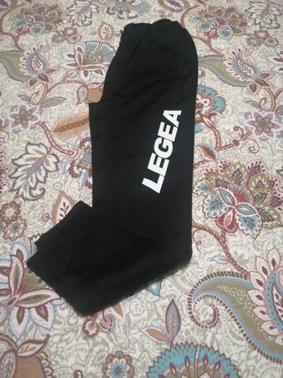 Pantalón chandal LEGEA de segunda mano por 10 EUR en Avilés en WALLAPOP