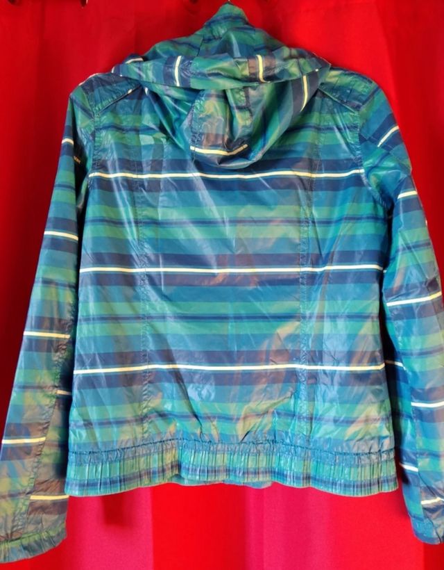 Chaqueta Chubasquera con Capucha