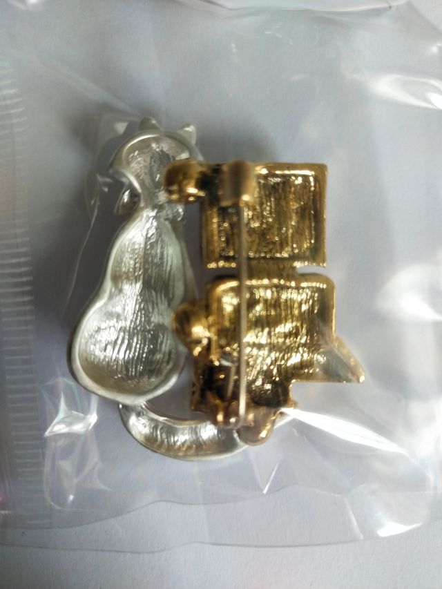 Dos Broches de Gatos