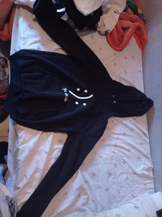 Sudadera negra Aesthetic con estampado de segunda mano por 7 EUR en  Castellón de la Plana en WALLAPOP