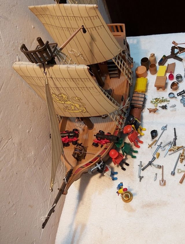 Barco pirata y muñecos PLAYMOBIL