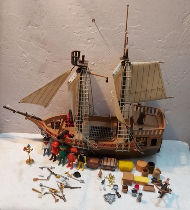 Barco pirata y muñecos PLAYMOBIL