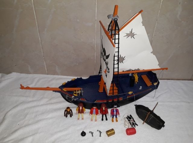 Barco pirata y muñecos PLAYMOBIL
