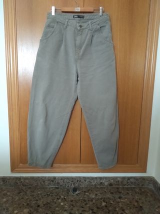 Pantalón slouchy verde Zara y vaquero negro Lois de segunda mano por 8 EUR  en Valencia en WALLAPOP