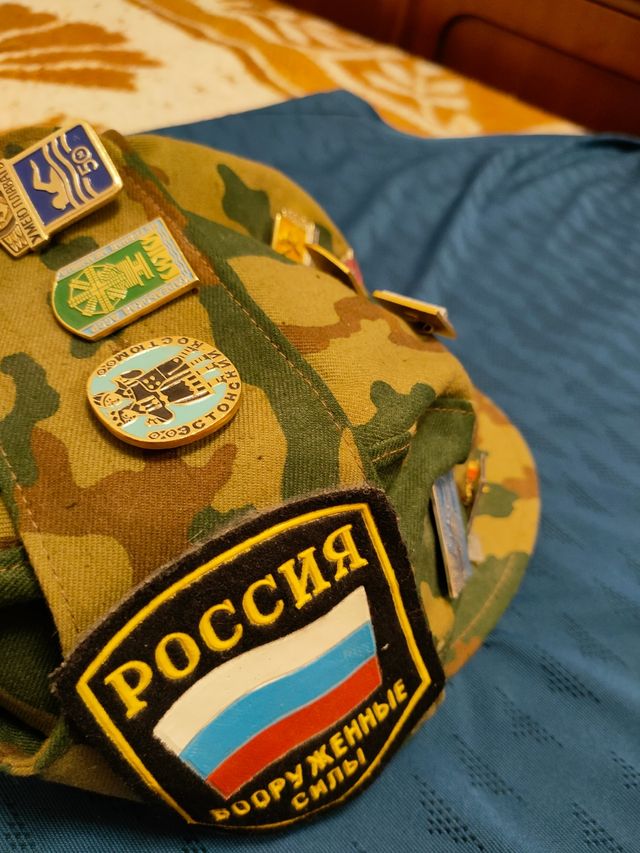 gorra militar con insignias y parches