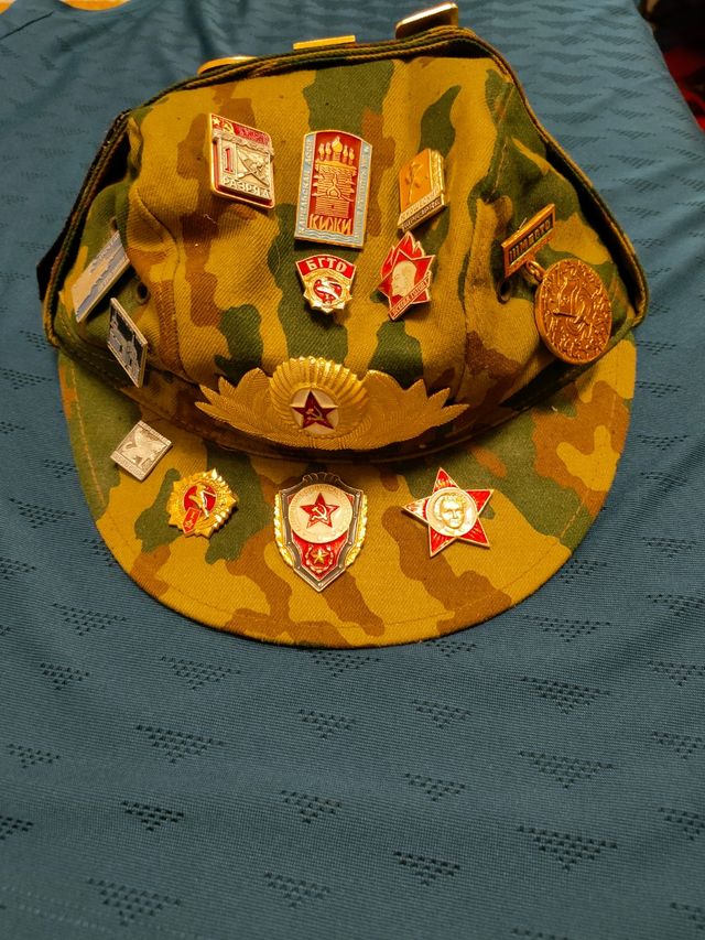 gorra militar con insignias y parches