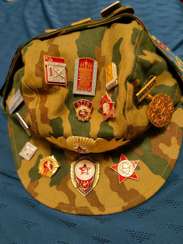 gorra militar con insignias y parches