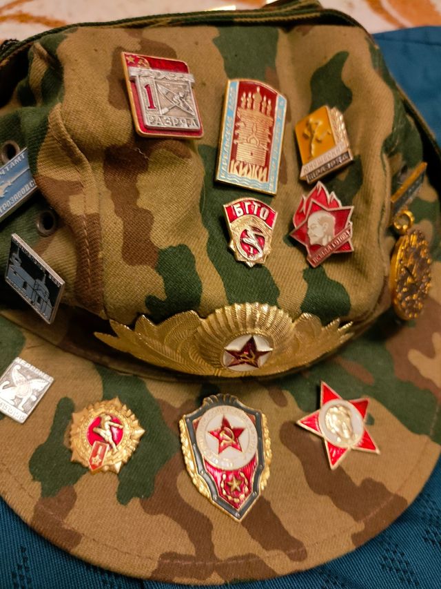 gorra militar con insignias y parches