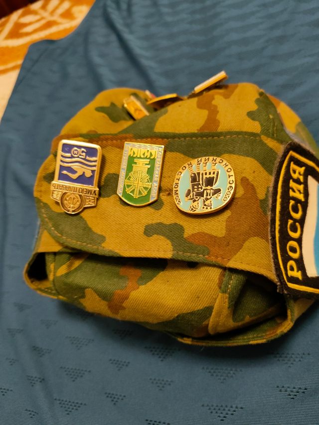 gorra militar con insignias y parches