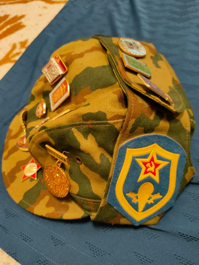 gorra militar con insignias y parches