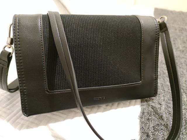 Bolso negro parfois.