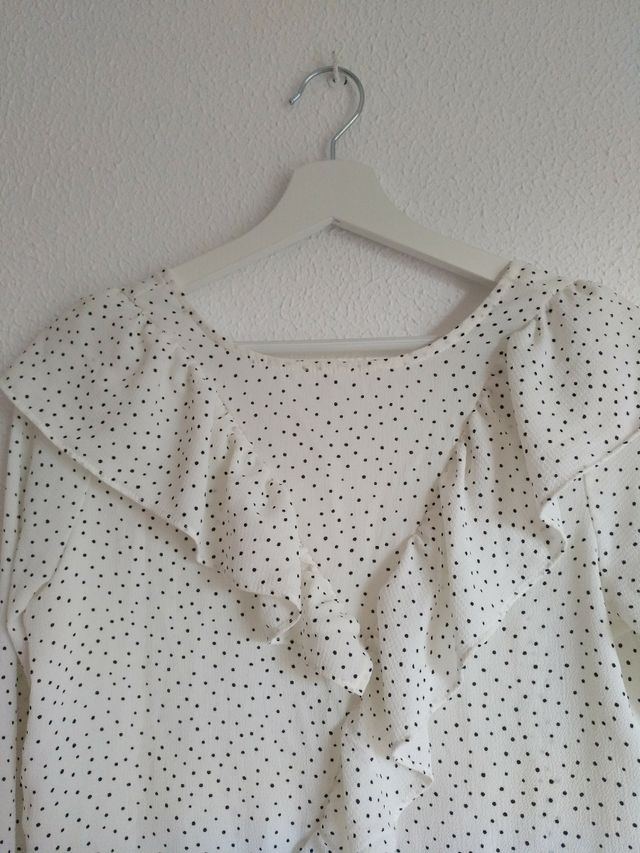 Blusa blanca de lunares con volantes