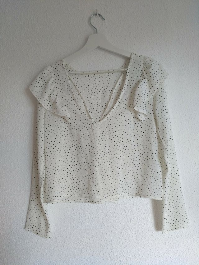 Blusa blanca de lunares con volantes