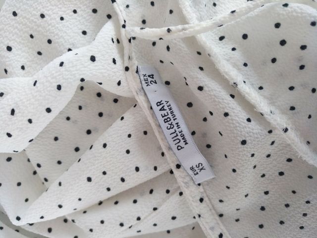 Blusa blanca de lunares con volantes