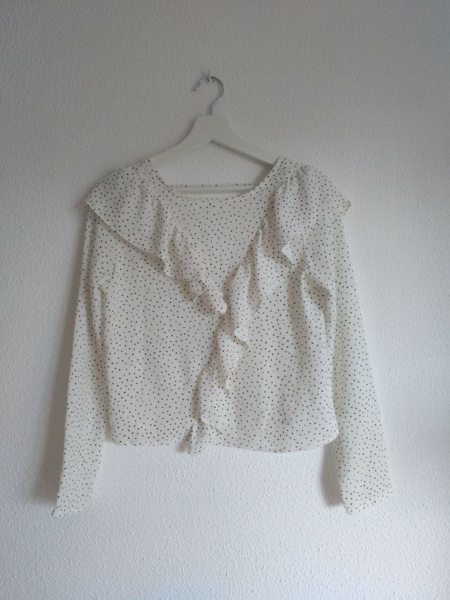 Blusa blanca de lunares con volantes