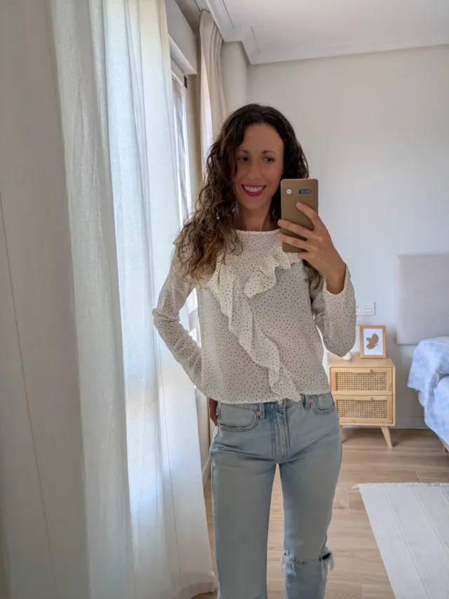 Blusa blanca de lunares con volantes