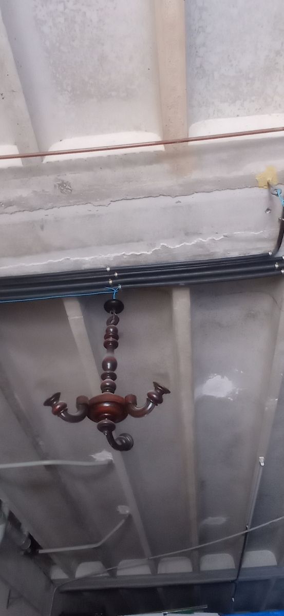 lampara de madera antigua.