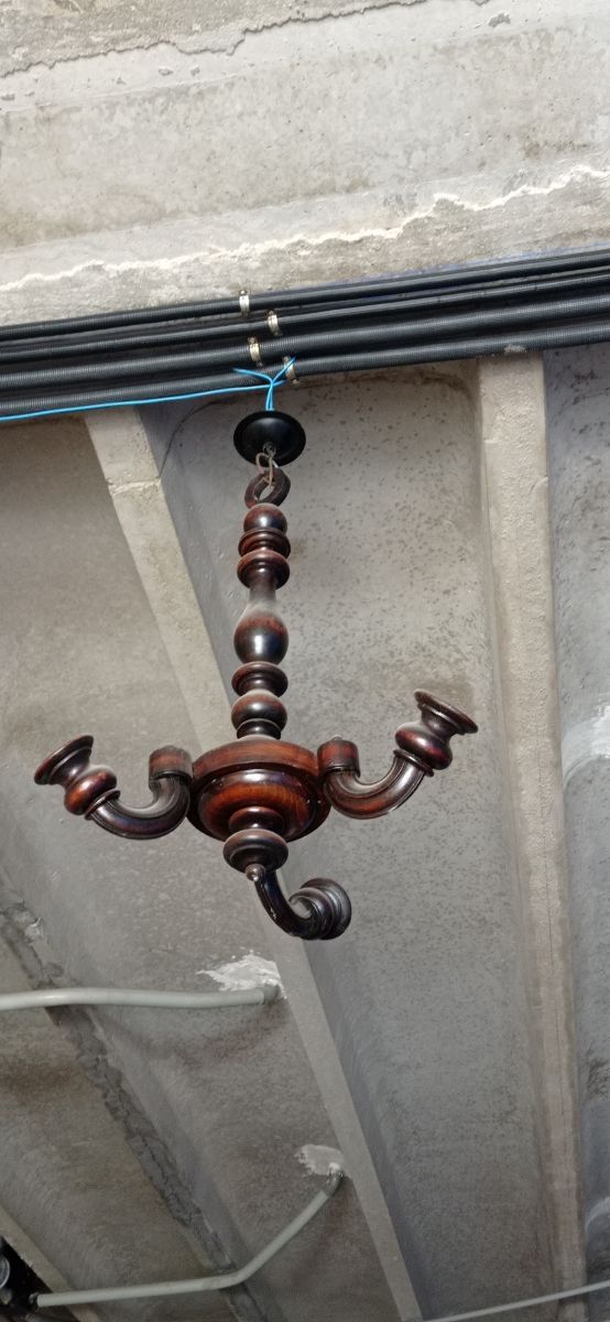 lampara de madera antigua.