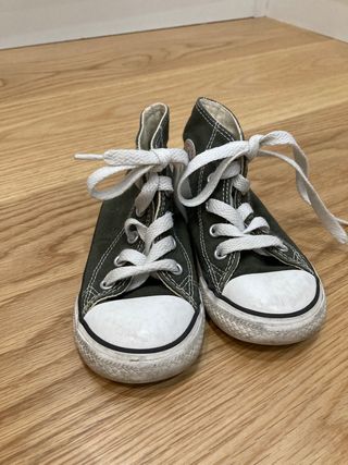 converse verdes botella