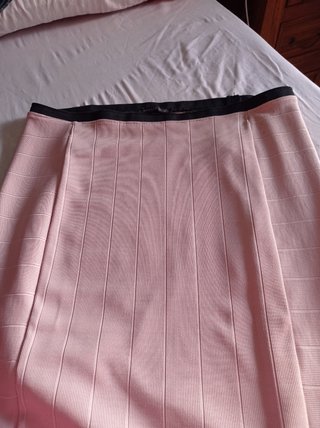 Falda de señora sin estrenar con etiqueta zara de segunda mano por 15 EUR  en Algeciras en WALLAPOP