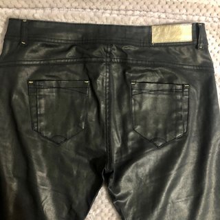 Pantalón vaquero de Bershka de segunda mano por 7,95 EUR en Los Martinez en  WALLAPOP