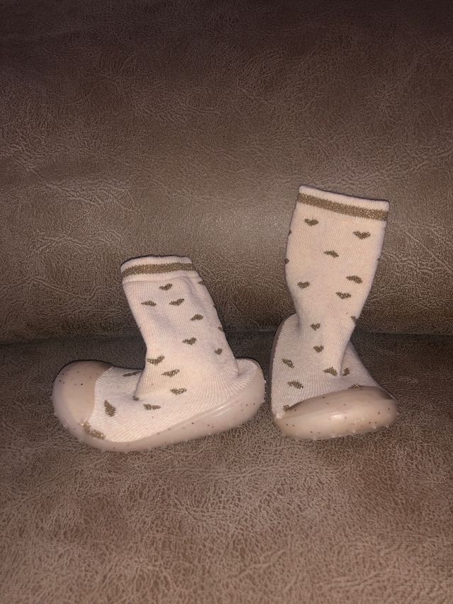 CALCETÍN CON SUELA Talla 23 ZAPATILLAS "ATTIPAS"