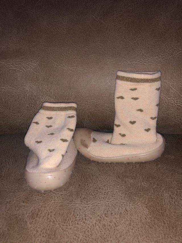 CALCETÍN CON SUELA Talla 23 ZAPATILLAS "ATTIPAS"