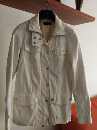 Chaqueta blanca, ZARA mujer.T-36-38. de segunda mano por 3 EUR en Cambrils  en WALLAPOP