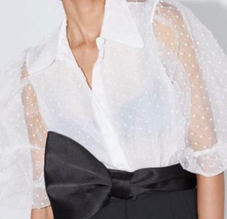 Camisa organza blanca zara de segunda mano por 8 EUR en Bilbao en WALLAPOP