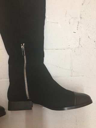 PULL \u0026amp; BEAR - botas altas planas mujer 38 de segunda mano por 20 EUR en  Barcelona en WALLAPOP
