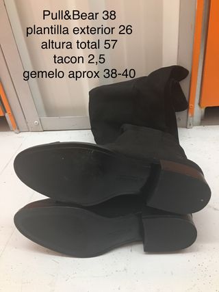 PULL \u0026amp; BEAR - botas altas planas mujer 38 de segunda mano por 20 EUR en  Barcelona en WALLAPOP