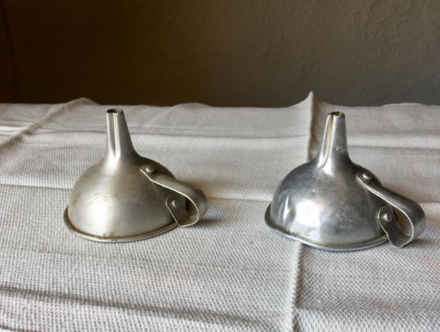 2 embudos pequeños de chapa antguos años 50-60