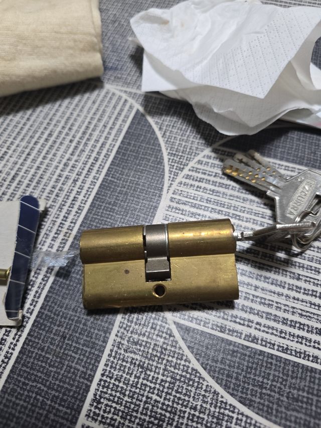 cerradura con sus cuatro llaves