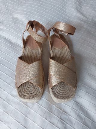 STRADIVARIUS.SANDALIAS ESPARTO N°38 A ESTRENAR de segunda mano por 5 EUR en  Córdoba en WALLAPOP